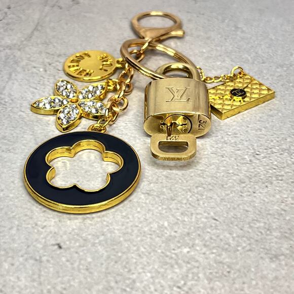 Louis Vuitton Lock & Key #321 with a Clover Charm Keychain & Gold Purse Charm - Picture 3 of 5